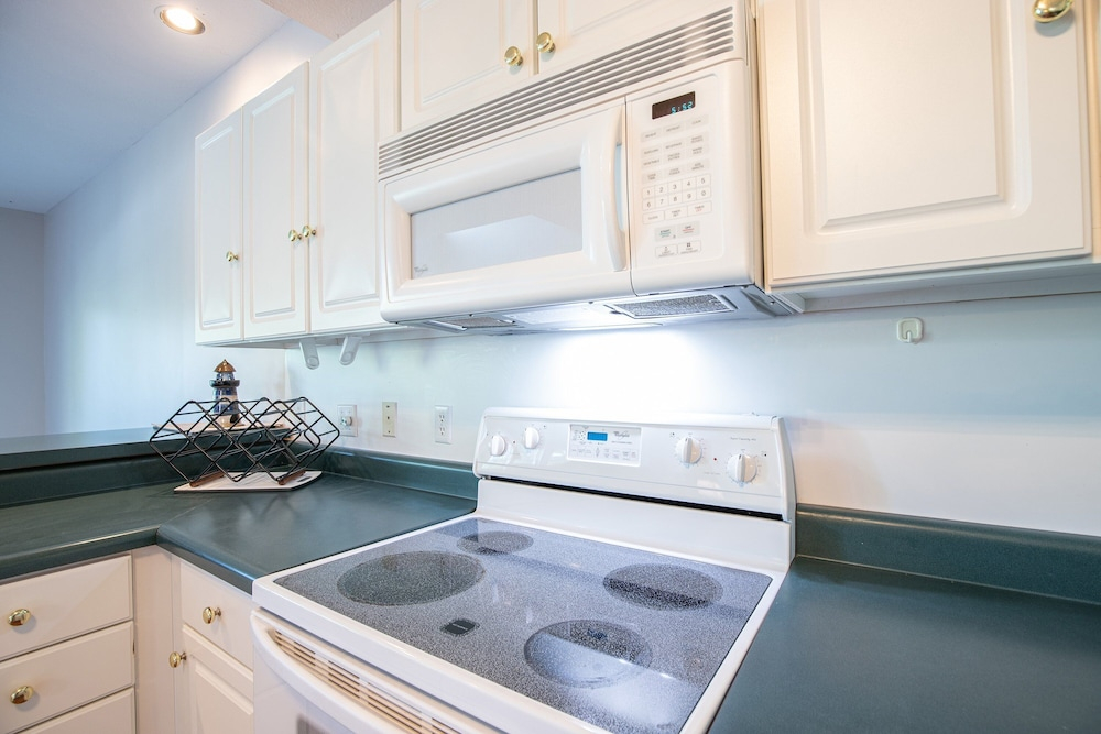 Sleeps 30! Decks, Docks & Lake Life!