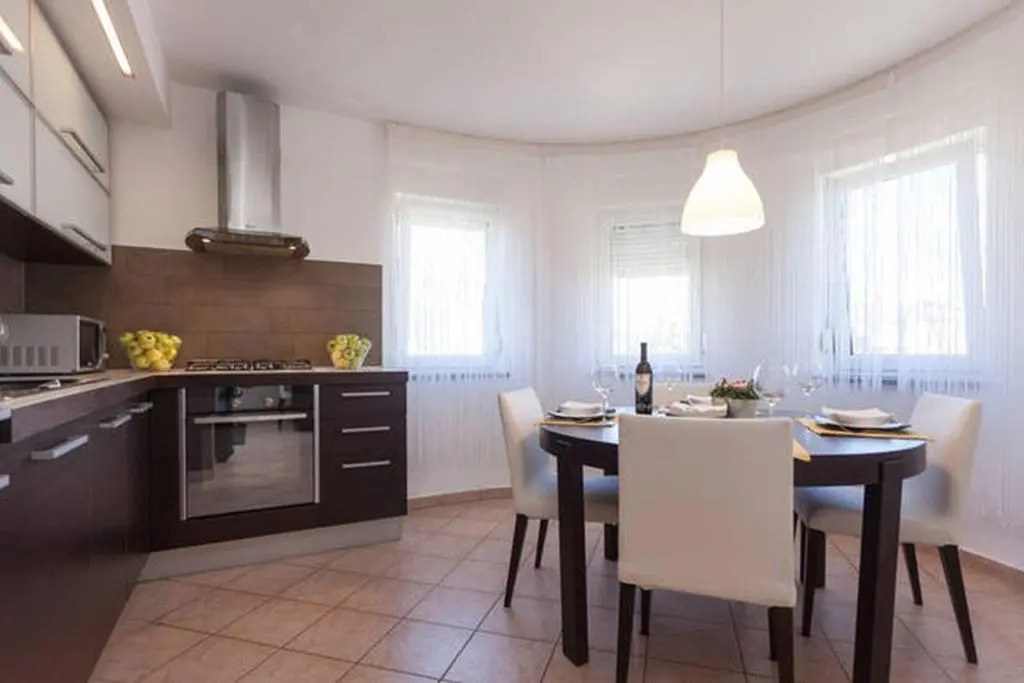 Leona Apartment