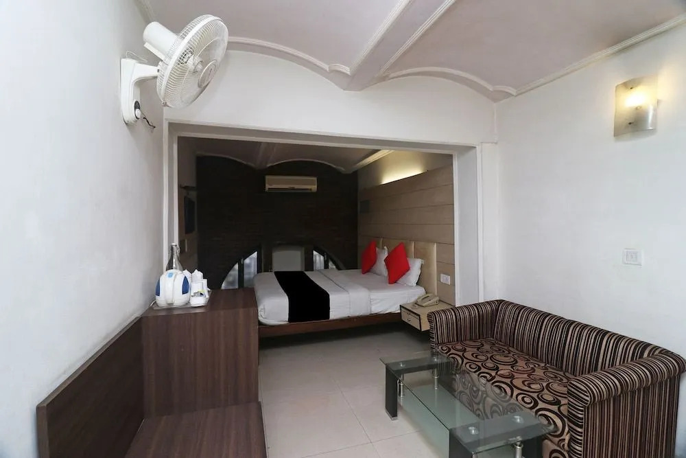 Capital O 1382 Mohan Hotel