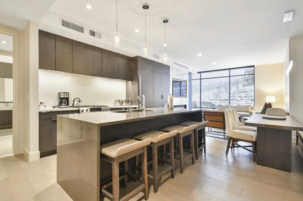 2 Bedroom Lift - Modern & Ski-in, Ski-out Condo by Redawning