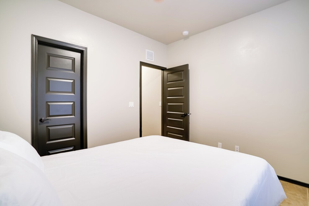 Single-story Apt, 3 Mi to Fort Bliss!