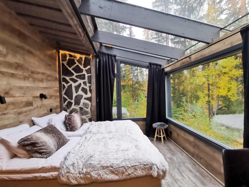 Glass Igloos by the water - Lasisviitit