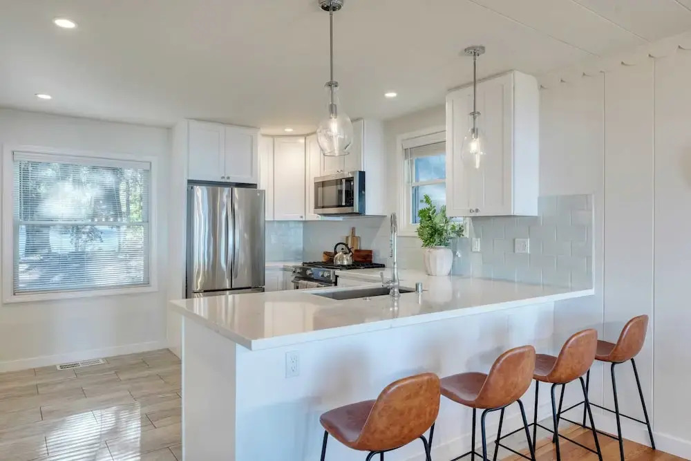 West Shore Lake House by Avantstay Ski Cabin w/ Backyard Sledding Hill!