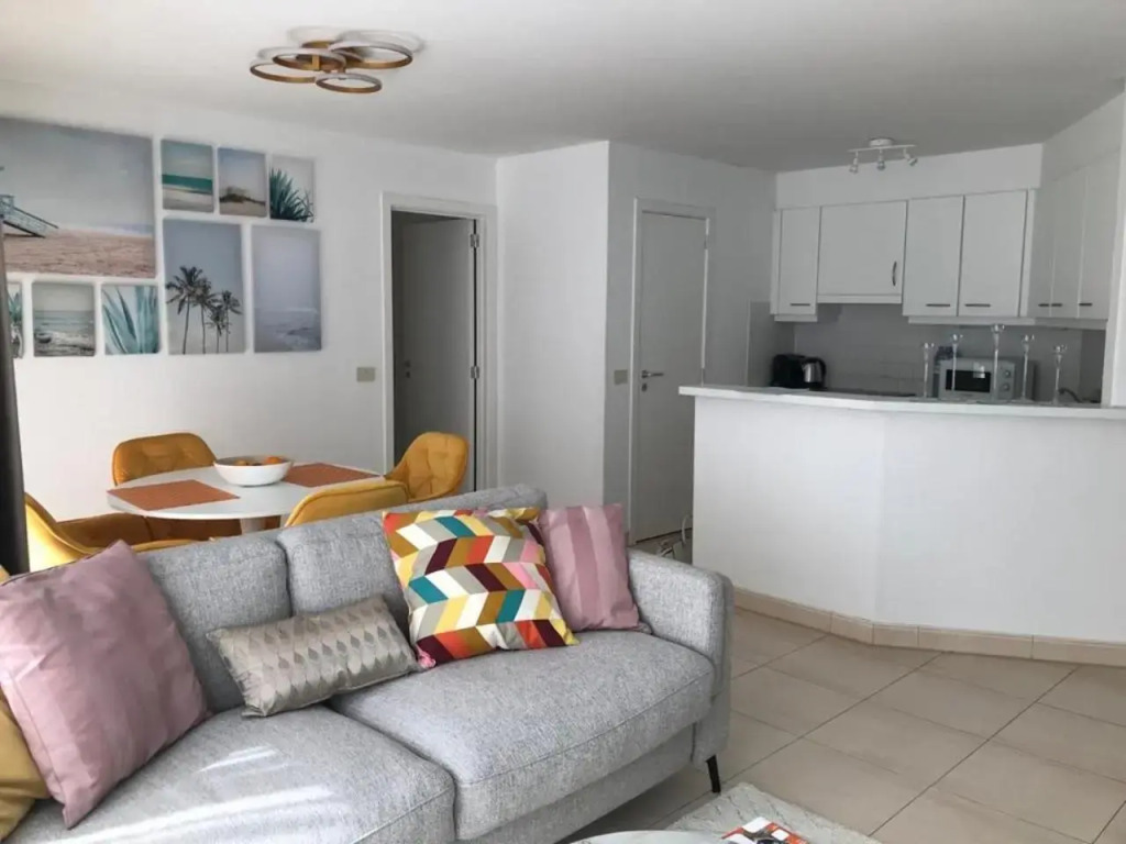 NDC apartment 5 meters from the beach with side sea view in the heart of Knokke