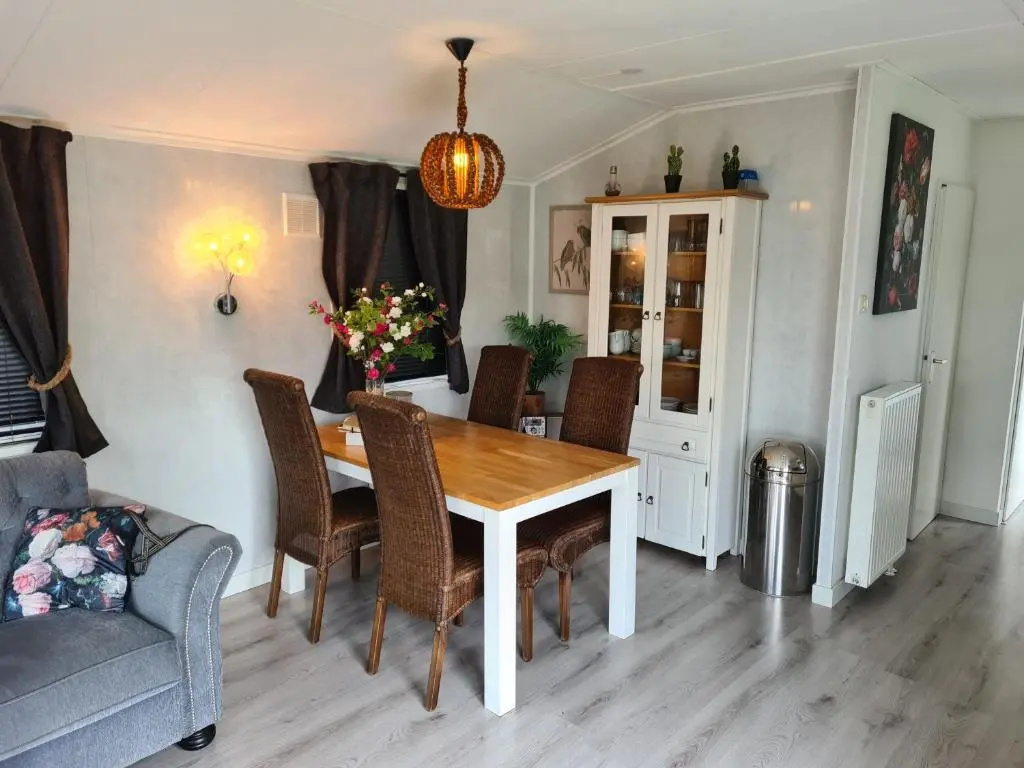 Relax huisje is een luxe huisje met een vaatwasser en zeer snel WIFI 5G en is voorzien van een nieuwe badkamer en keuken met een omheinde tuin met een eigen parkeerplaats