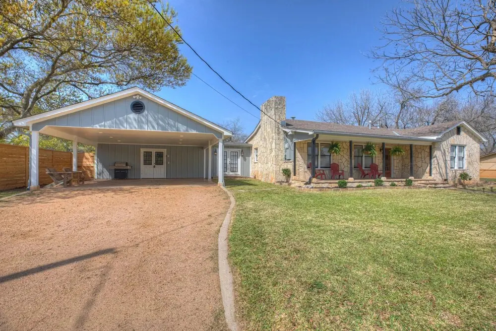 Upscale Home 15 Min Walk to Main St. With Grill!