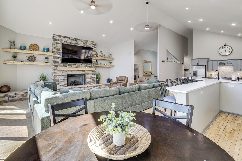 Hot Tub & Games Galore! Greers Ferry Lake Home