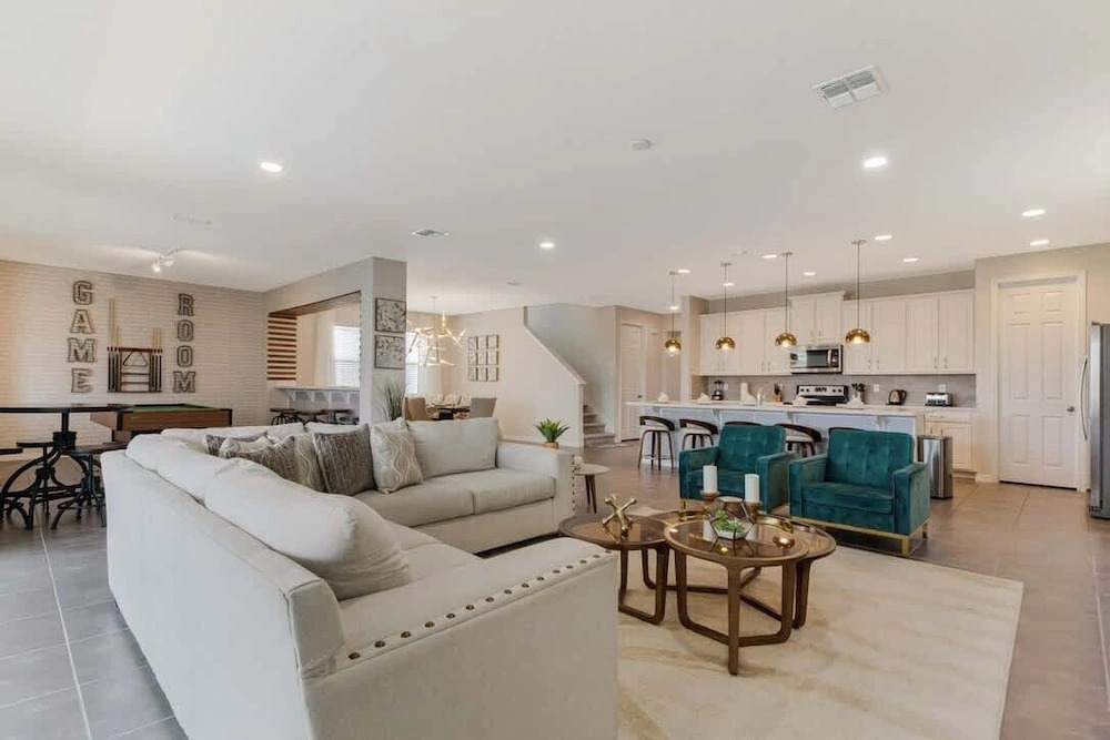 Upscale 9BR Stay With Pool and Themed Rooms