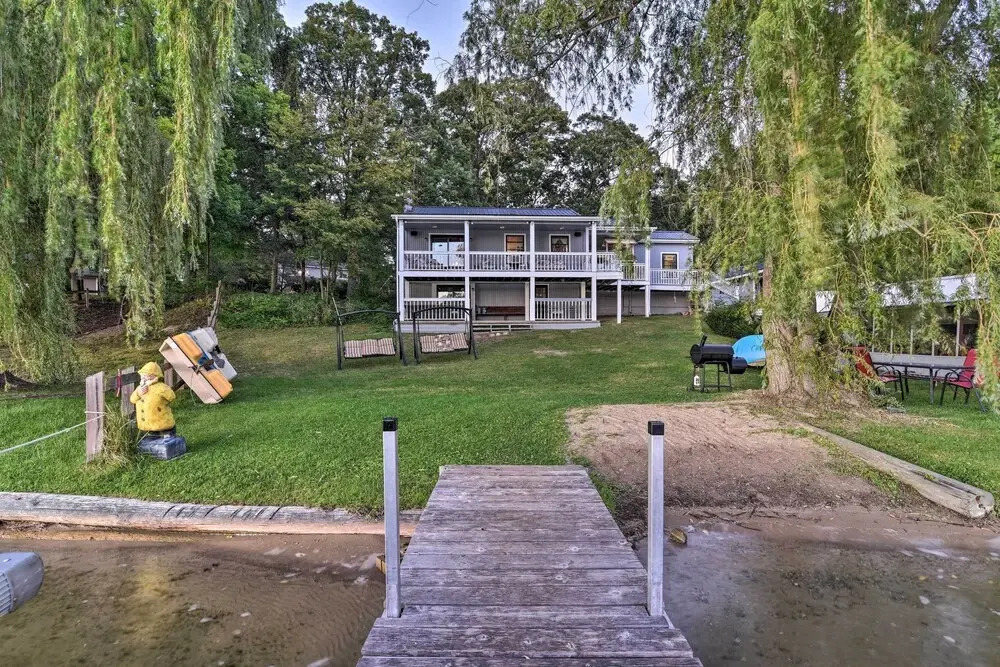 Cozy Lakefront Lapeer House w/ 2 Paddle Boats!
