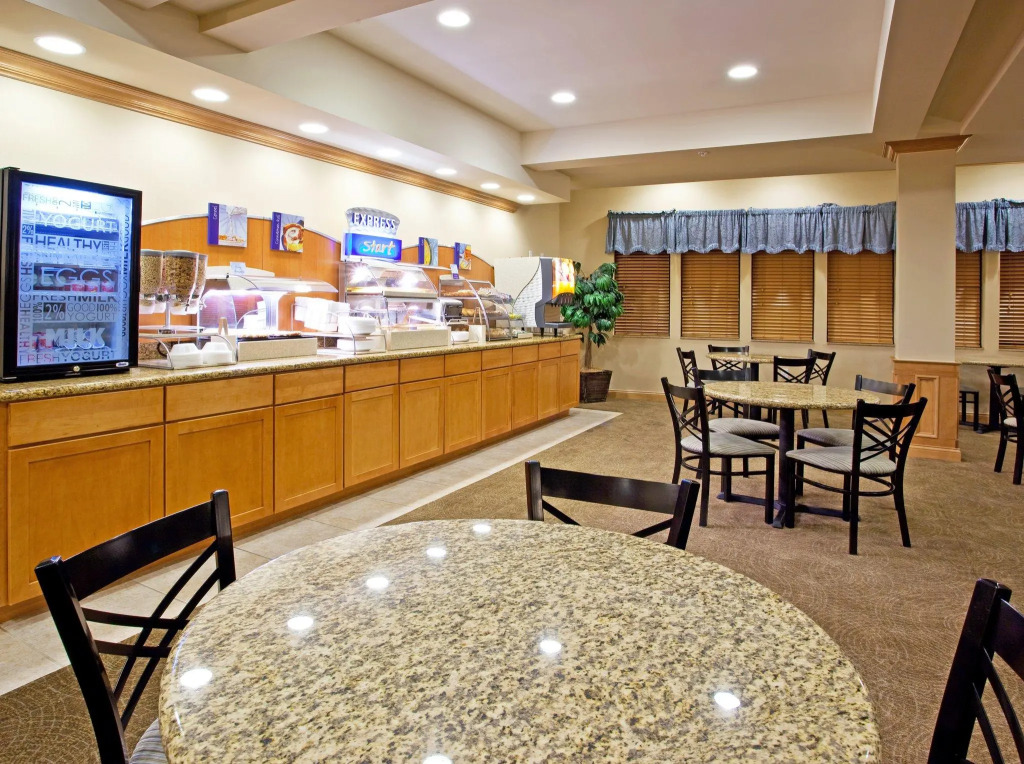 Holiday Inn Express Hotel & Suites Chesterfield - Selfridge Area by IHG