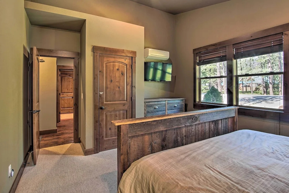 Modern-rustic Ronald Getaway: Hot Tub, Grill!