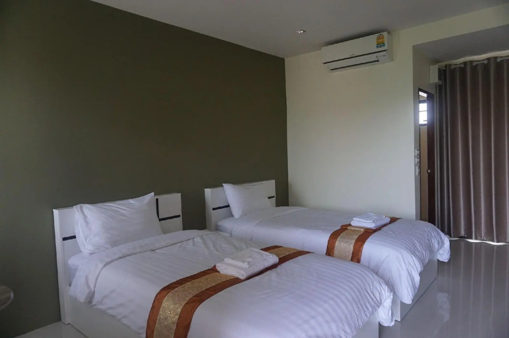 Parisa Place Hotel