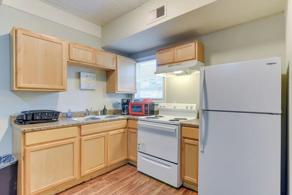 < 1 Mi to Pleasure Pier: Unit in Galveston!