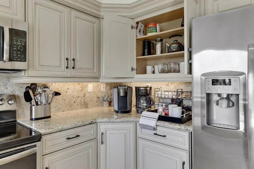 Palm Valley Full Access to Golf, Tennis, and Pickle Ball- Luxury 3 King Beds 3 Full Baths
