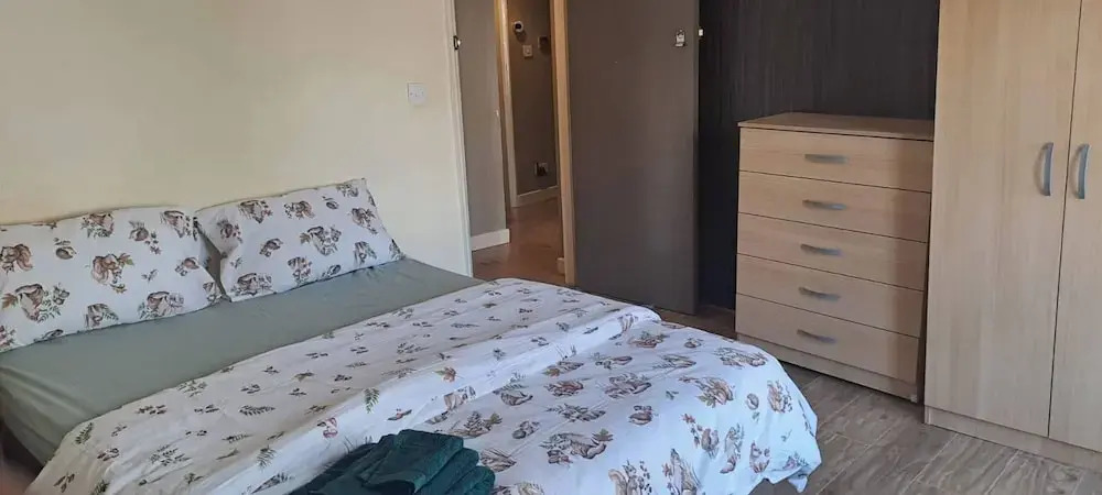 Room-charming Leicester Guest Room With