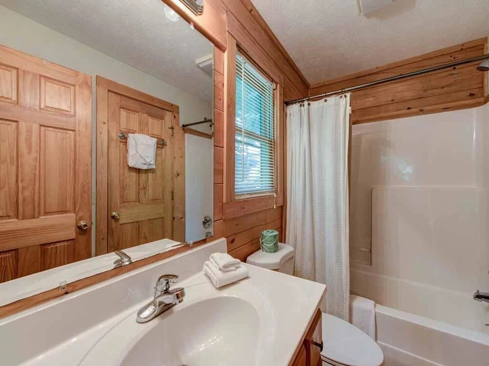Whisper Mountain 2 Bedroom Home with Hot Tub