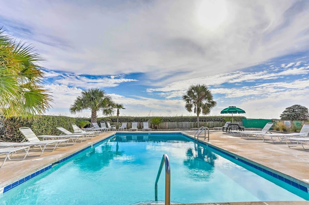 Gulf Shores Condo: Covered Balcony & Beach Access