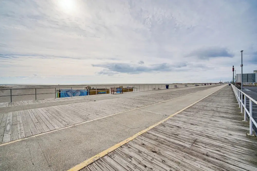 Half-block to Beach & Conventions: Wildwood Studio