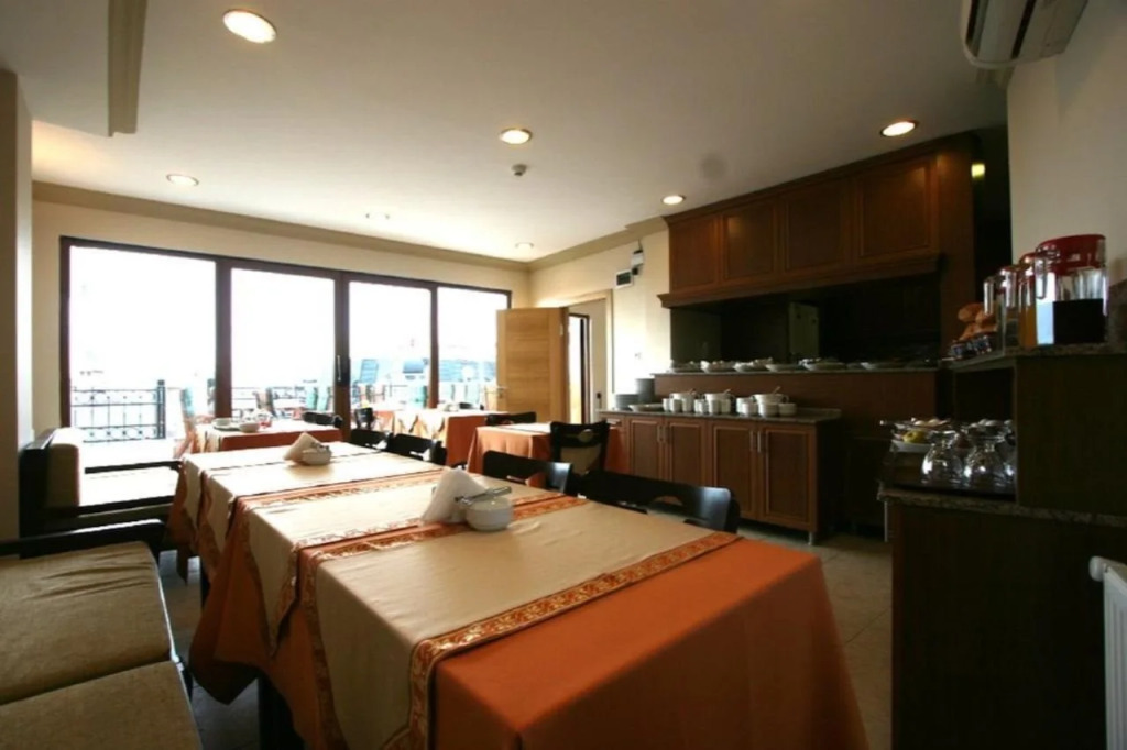 Peninsula Grand