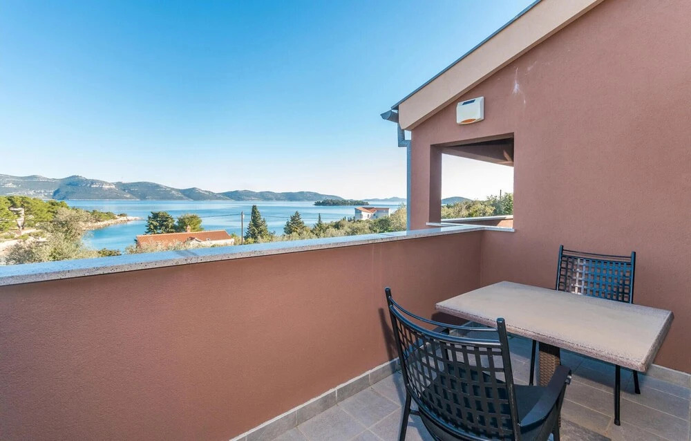 Beautiful Home in Veli Iz With 5 Bedrooms, Wifi and Outdoor Swimming Pool