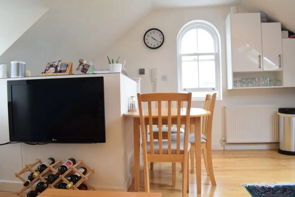 Modern 2 Bedroom Maisonette