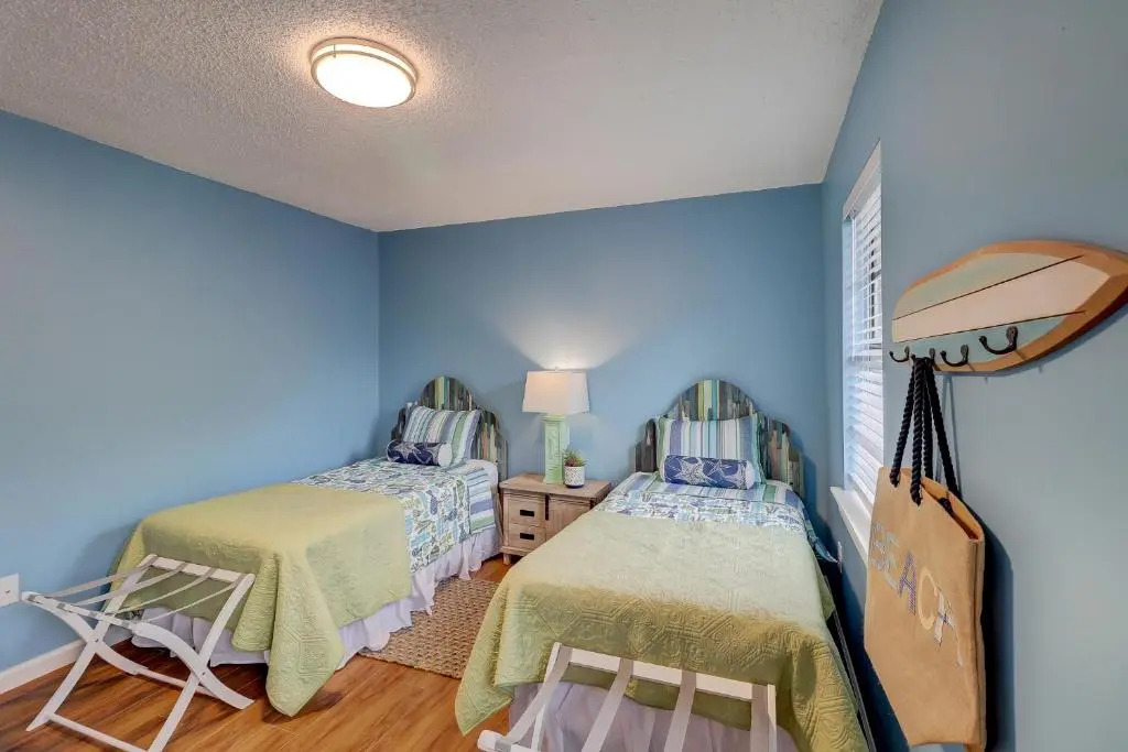 #61 Beautiful Condo Ideal Location 2BDR/2 Parkings