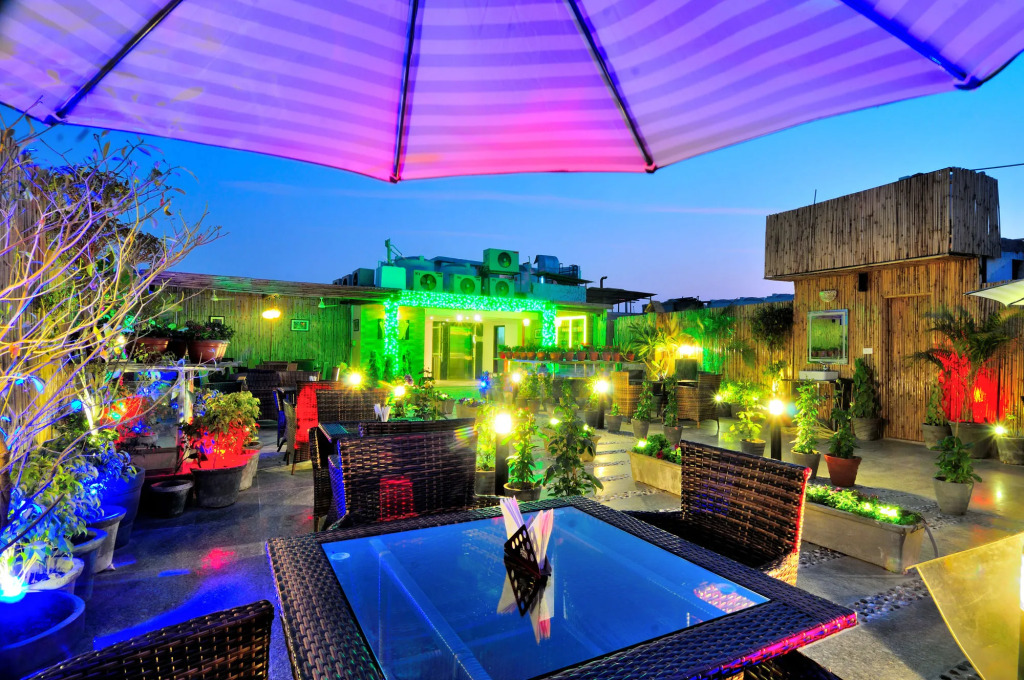 Aman Continental With Restaurant - 5Mins from Connaught Place ,Railway Station & Metro