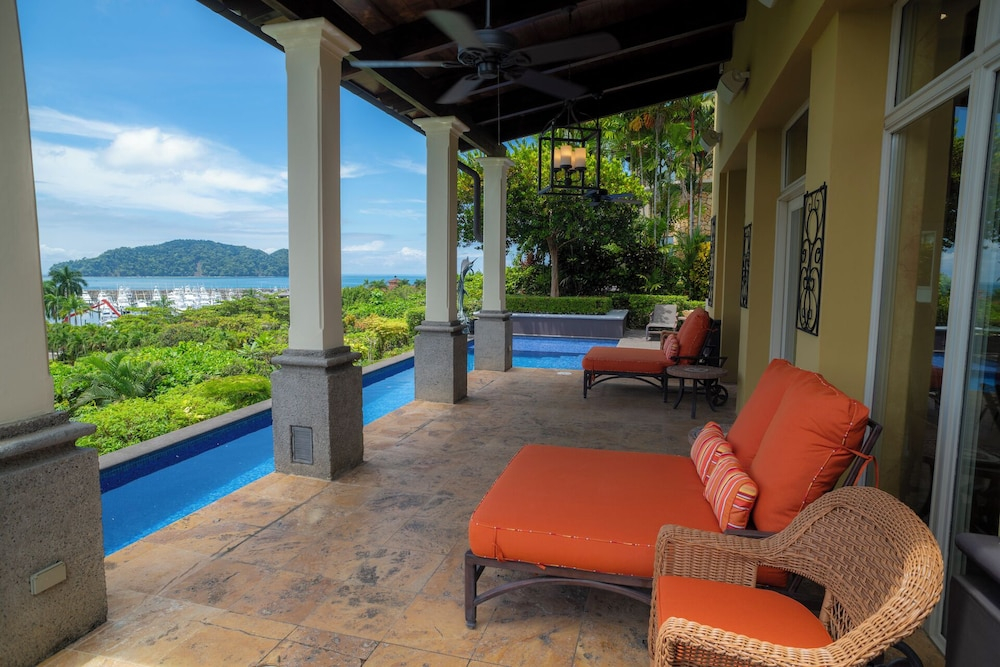 Villa Angel 4 bdr Ocean View pool in Los Suenos