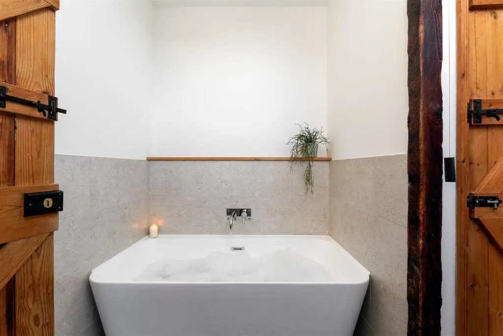 The Old Coach House - Converted barn with private garden parking and fireplace