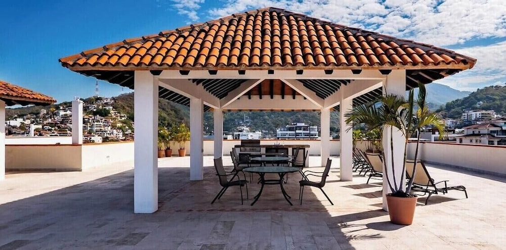 Ocean View 2Br Condo-balcony-beach-pool 710