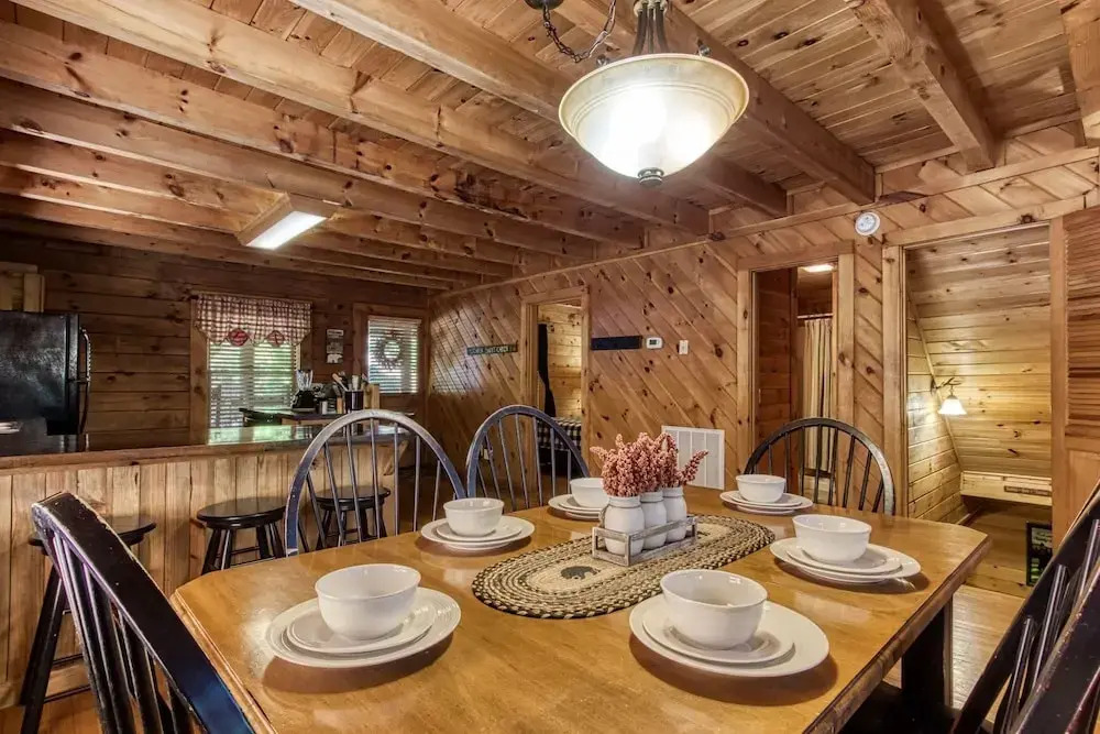 ER1 - Smoky Mountain Escape Great location - Close to town! cabin