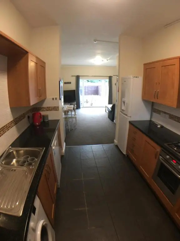 4 Bedrooms, 3 Bathrooms, Comfy beds, 5 Netflix TVs & VAN PARKING