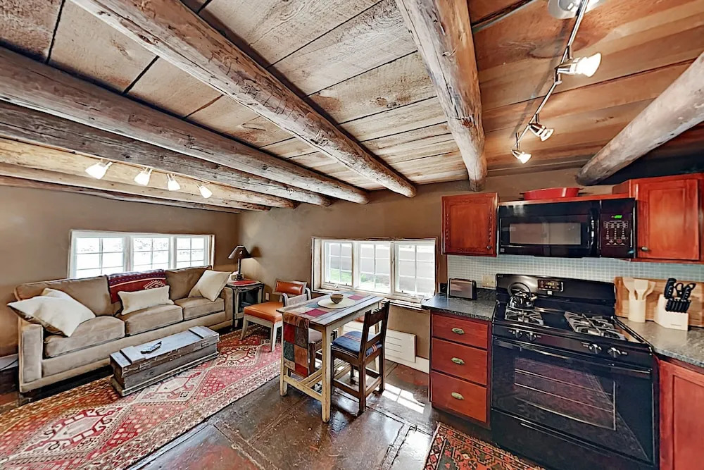 Luxe 2-unit Hideaway: Historic Suite & Casita 2 Bedroom Duplex