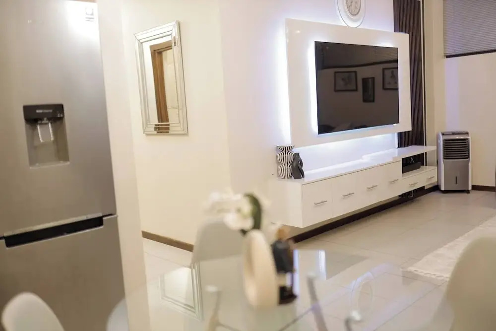 Luxurious, Spacious 2-br