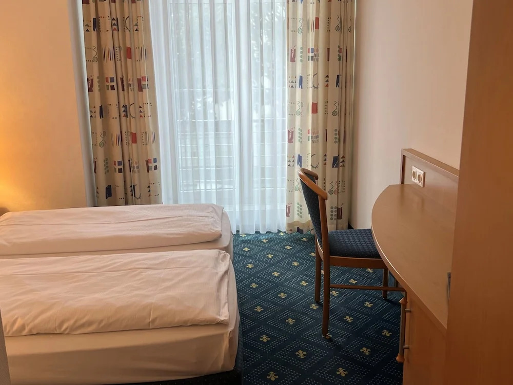 Hotel Am Schlosspark , Wiesbaden