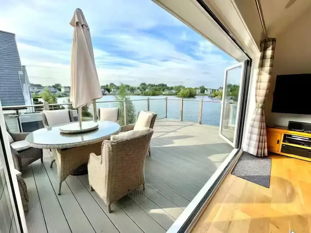 Cotswolds Lakeside Home-Summer Lake
