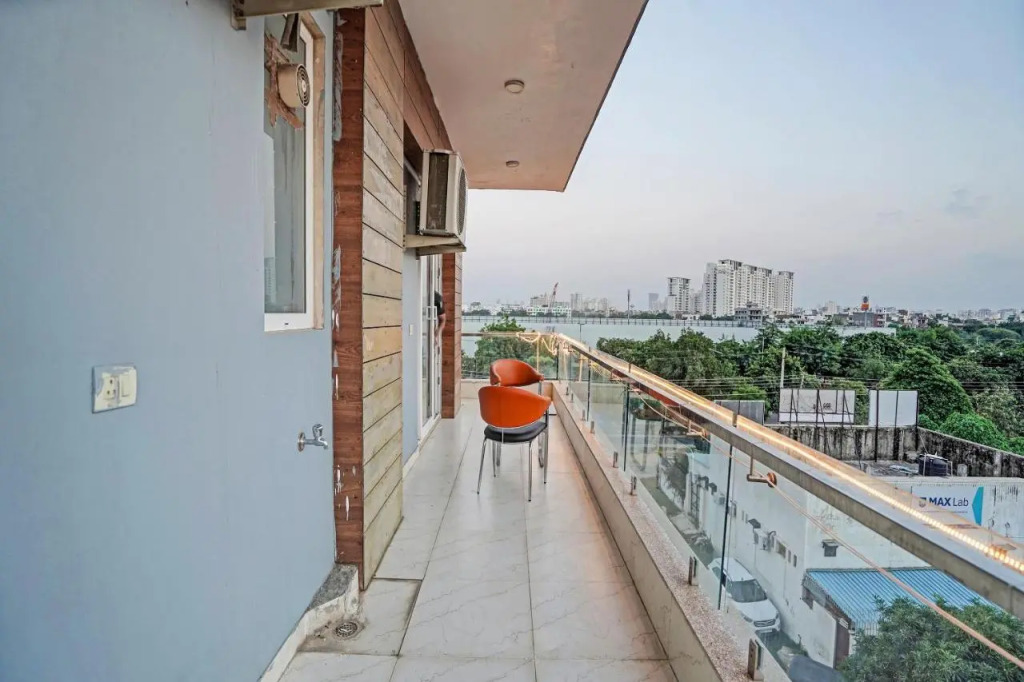 Serviced Apartment near Medanta by BedChambers