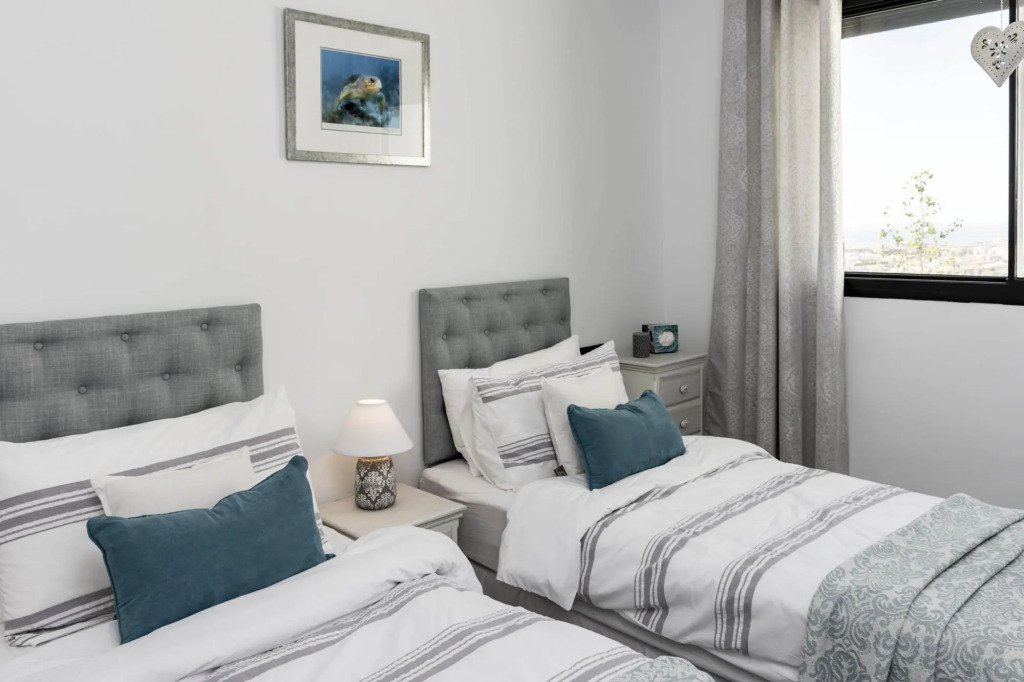 LAE23i- Apotel Estepona Hills by roomservices