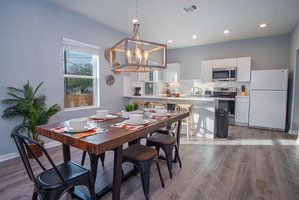 Downtown Dream Home Spacious 4br/2ba Sleeps 12!