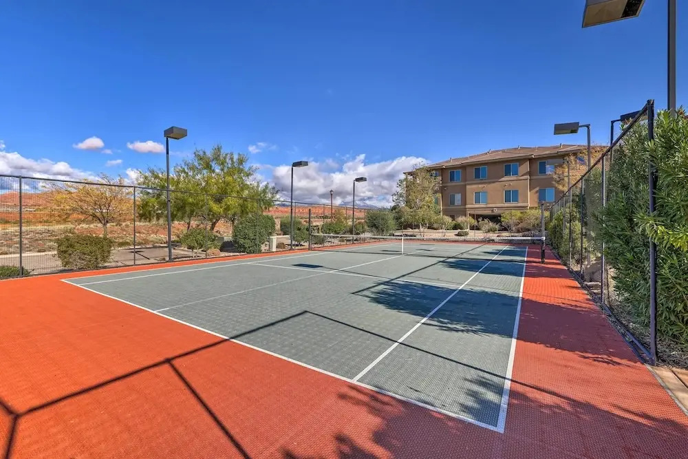 25 Mi to Zion: Rock 'n' Roll Condo w/ Mtn View!