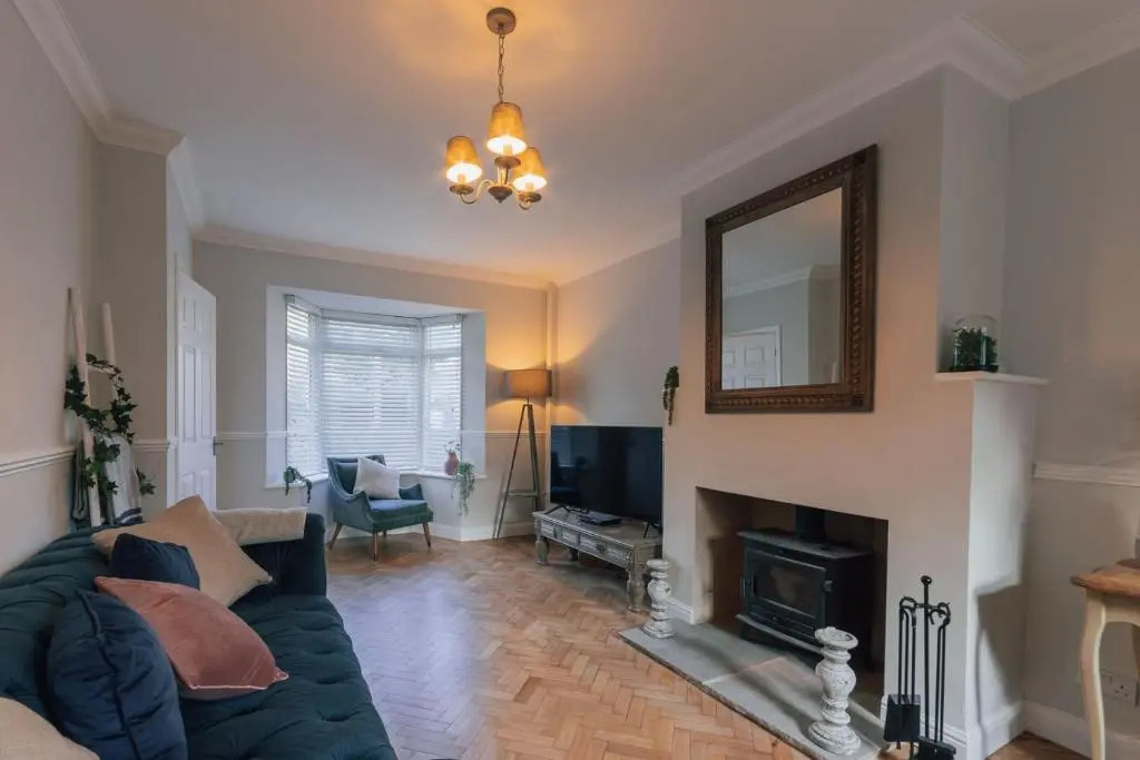 Stunning 4 bed with hot tub - walking distance to Cromer beach and town