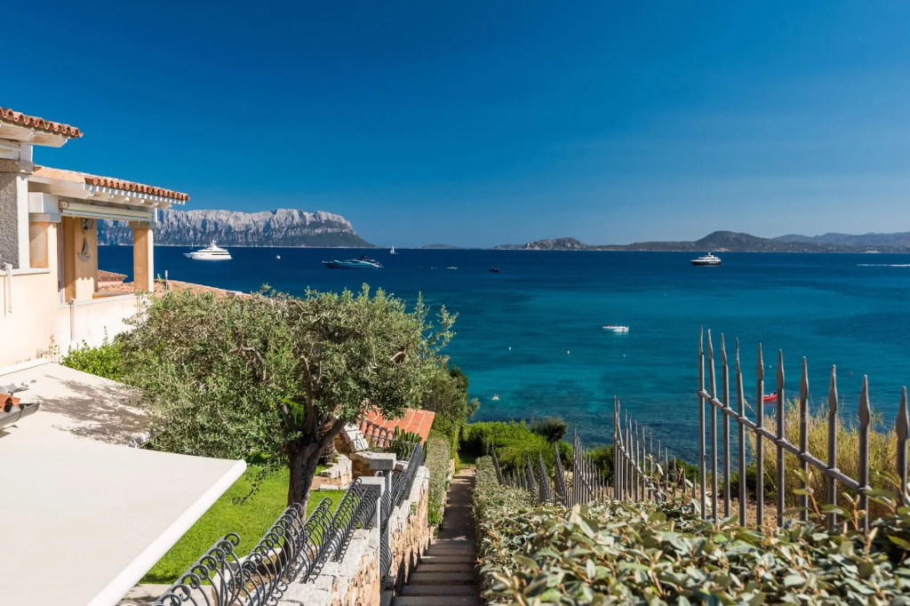 Elegant apartment is consisting of two comfortable double bedrooms (one double and one with 2 single-S'ABBA 22