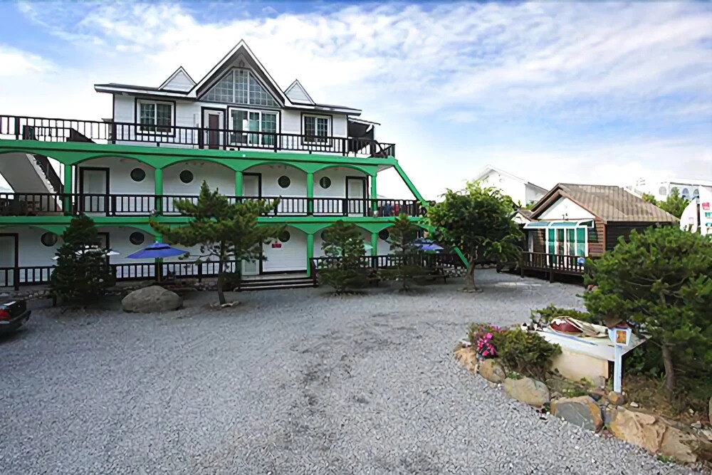 Taean The White House Pension