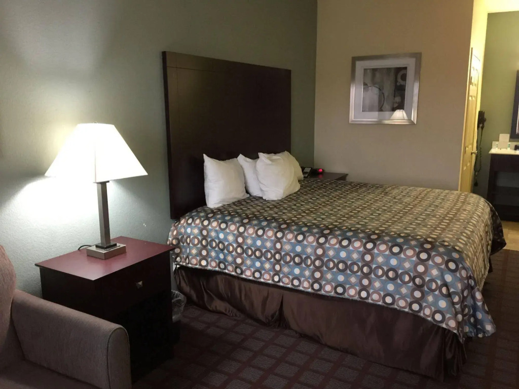 Pearsall Inn and Suites