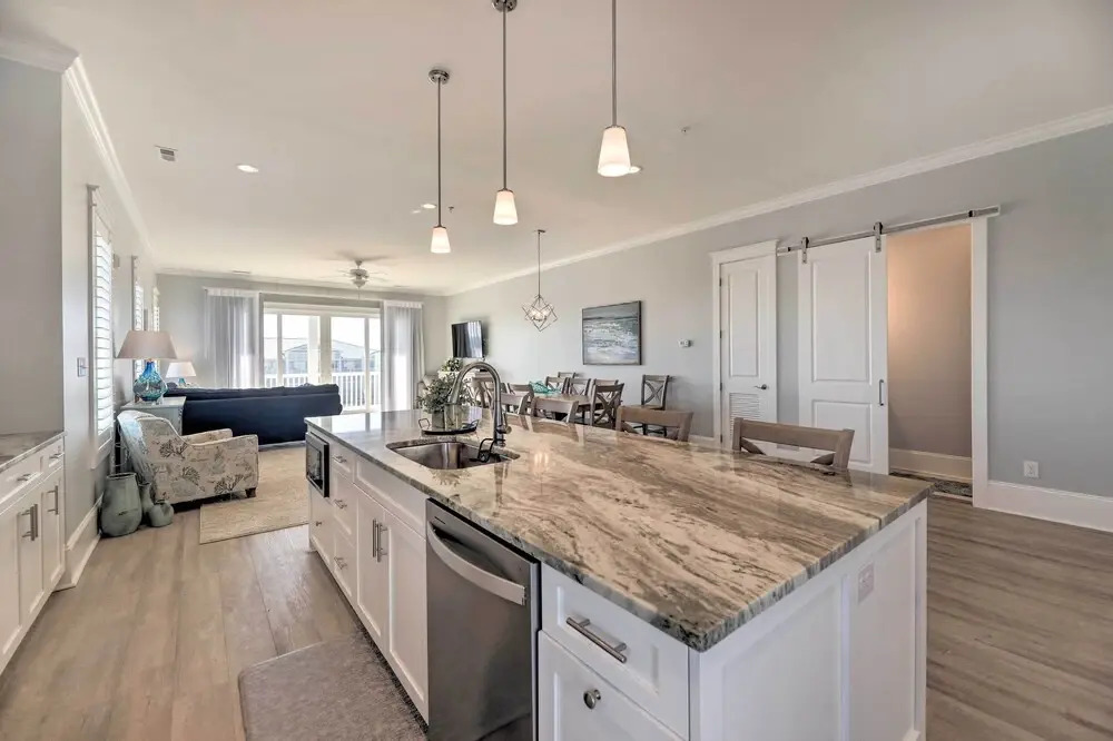Gorgeous Emerald Isle Getaway: Walk to Beach!