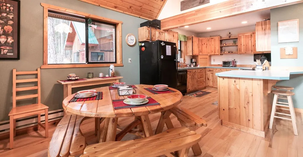 River Road Retreat Apartment 3 NW Comfy Cabins