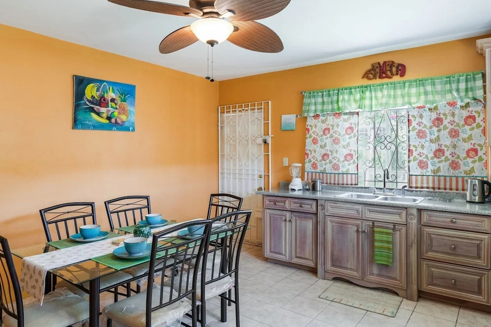YanceyLargo-6BR Two-Story Estate w/Mountain Views by RedAwning