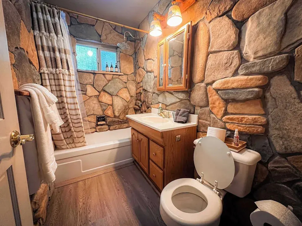 Charming Cherokee Cabin Secluded Stay for 6 Just 10 Minutes to Tahoe!
