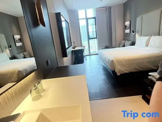 Zhuhai Jinwan Huafa Shangdu Aviation New City Atour Hotel
