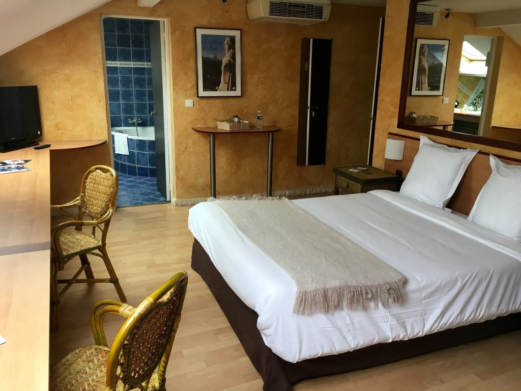 Hôtel Bosquet Pau Centre - Self Check In Budget Hotel